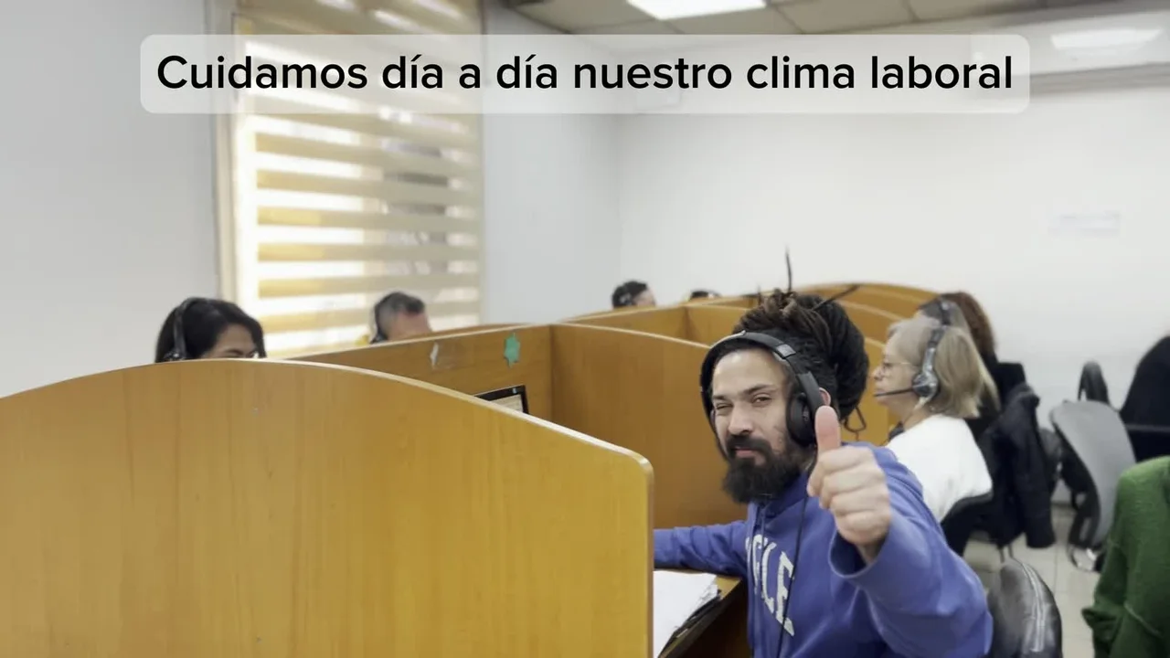 Equipo de AZ Call Center en sus puestos de trabajo
